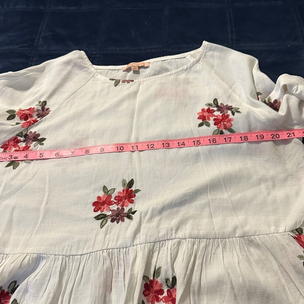 Gibson Latimer White Top with Floral Accents - Picture 5 of 7